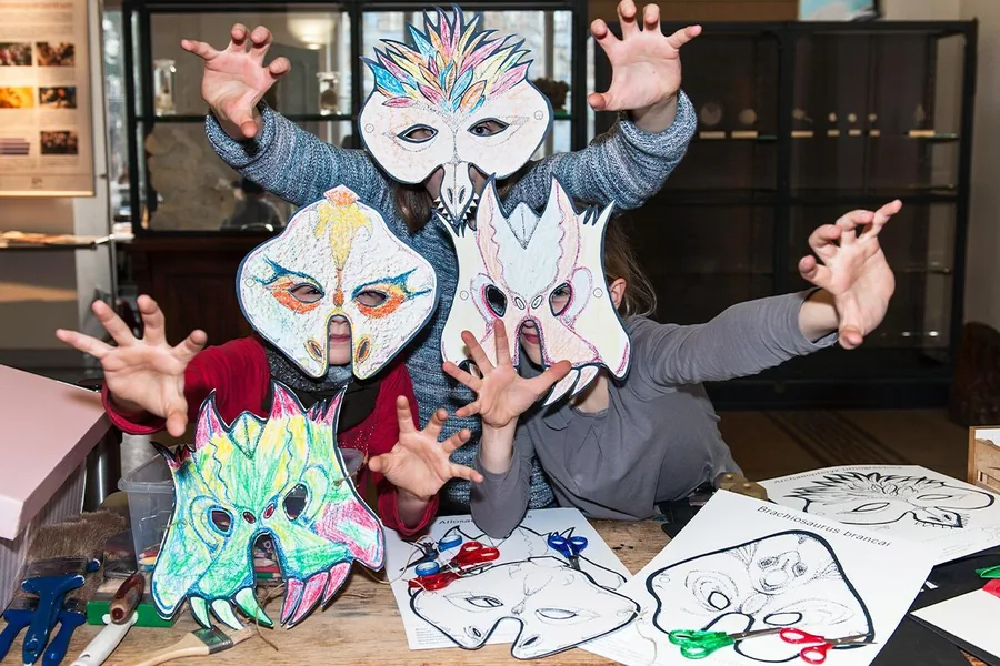 Děti s vyrobenými dinosauřími maskami